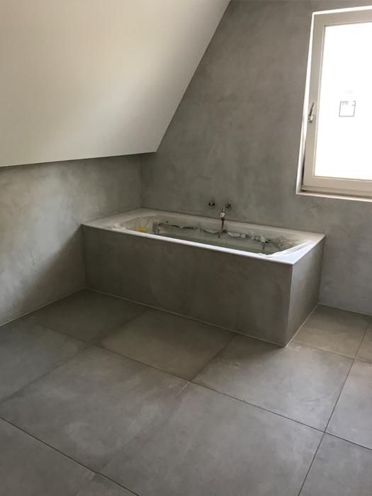 Binnenstucwerk van een badkamer met badkuip